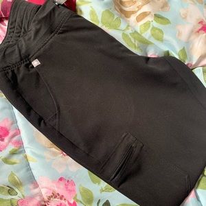Figs scrub joggers in black like new!